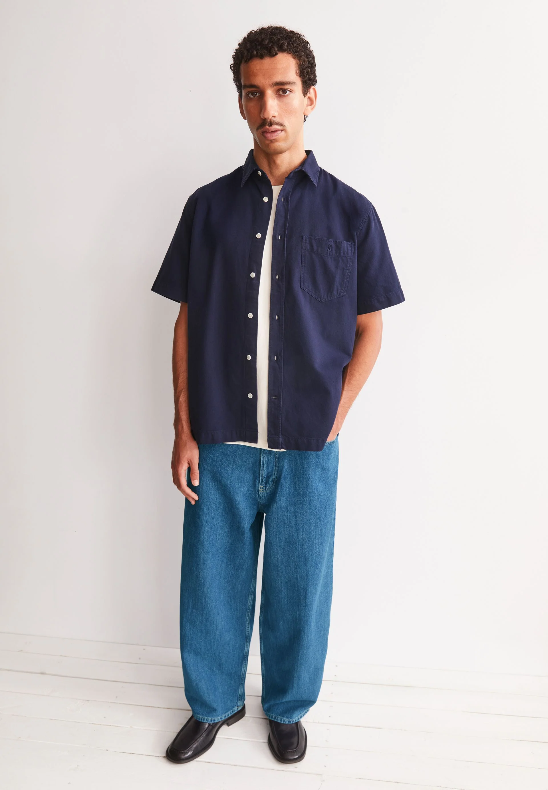BAUMWOLL-LEINEN KURZARMHEMD | tinted navy - Image 4