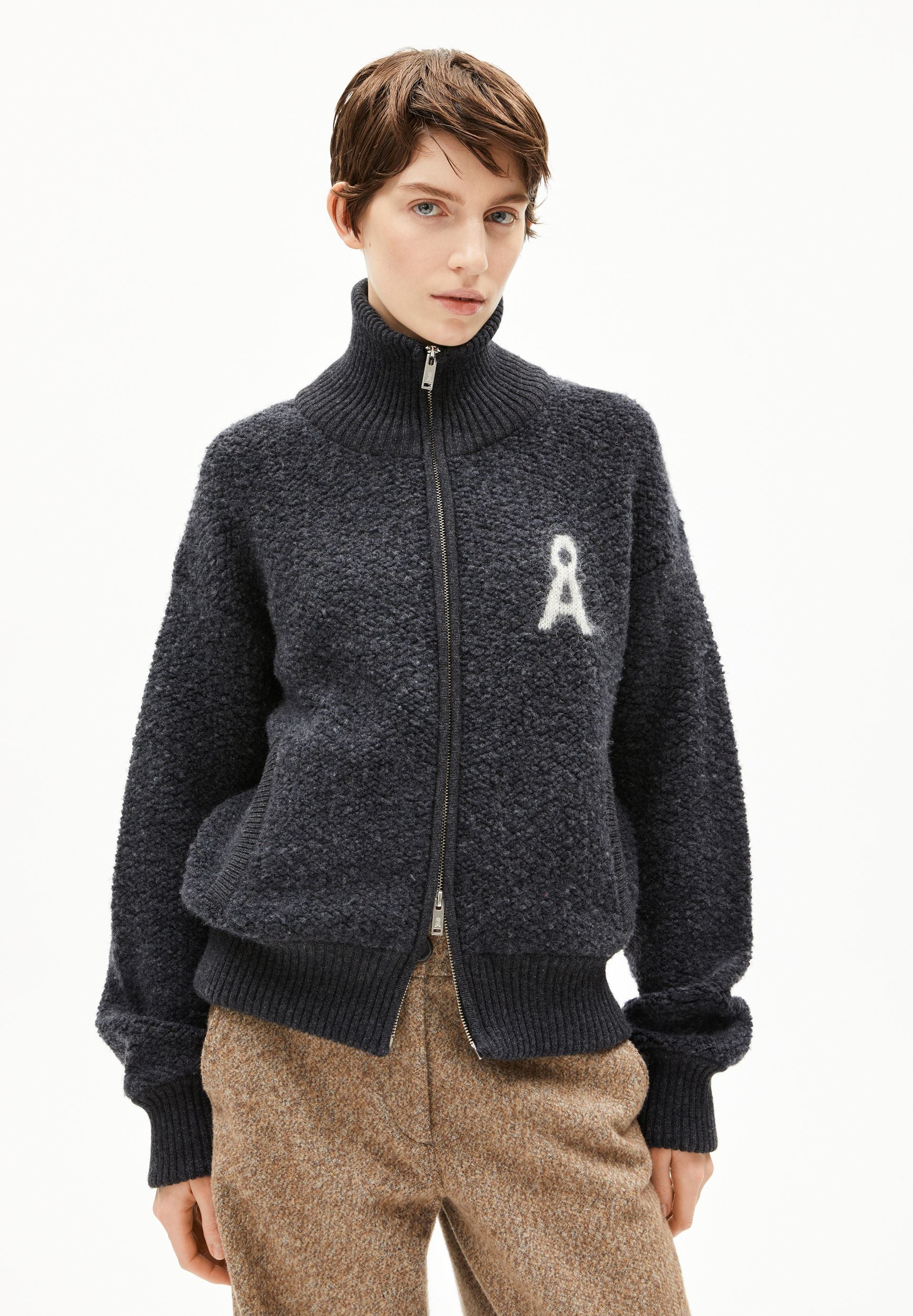 ICONIC Å BOUCLÉ STRICKJACKE | steel melange-oatmilk