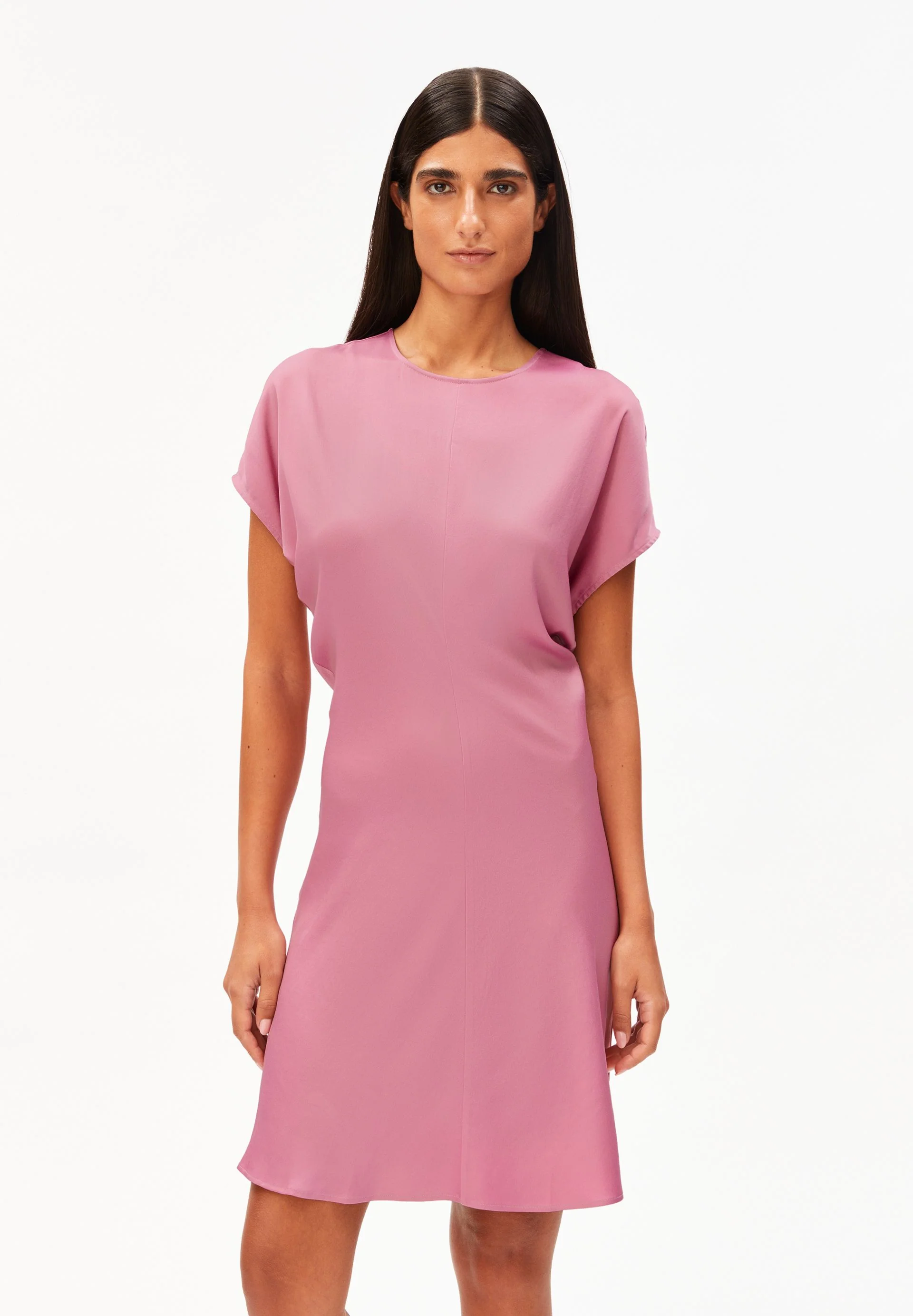 SATIN FLEDERMAUSÄRMEL MINI-KLEID