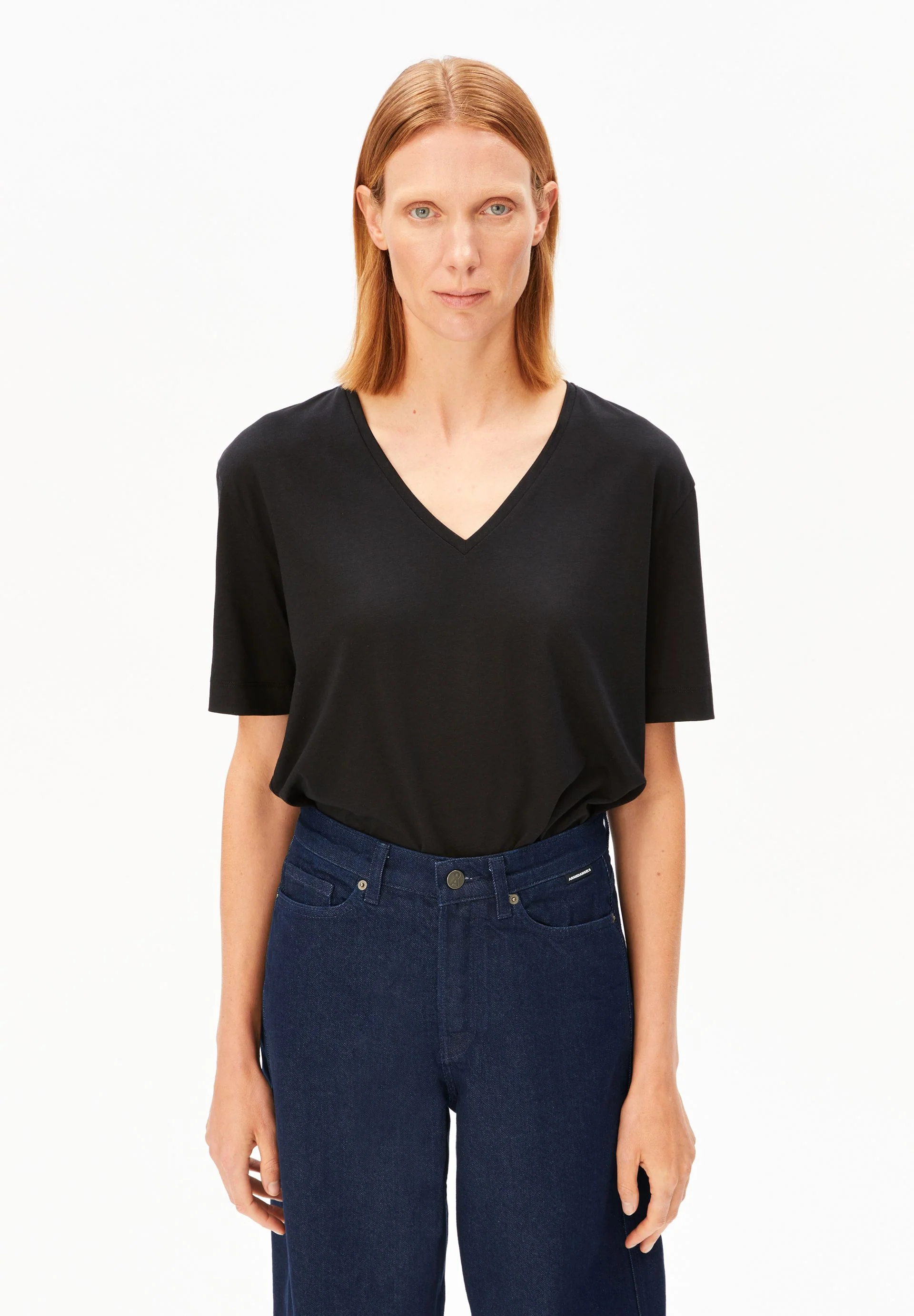 V-NECK T-SHIRT | black